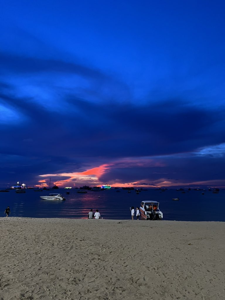 EvaSweetQ's tweet photo. Gn🫶. Would you like to watch the sunset with me?💦🌅 https://t.co/bYgU7hZk4z