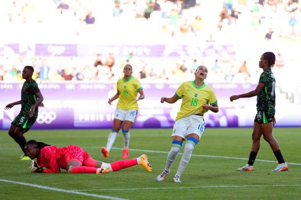 sportv's tweet photo. Será que a rainha Marta fez escola?
Não vem de garfo que hoje é dia de sopa.
🥣 🇧🇷⚽️ 🖊️ 👑
📸 Getty
#PARIS2024
#RainhaMarta
#GabiPortilho
#GabiNunes
#Gabis https://t.co/zOFxNViKOs