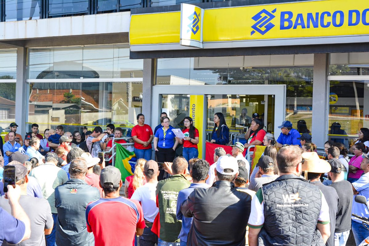 MST_Oficial's tweet photo. 👨👩👧👦 São 10 anos de acampamento, e já passou da hora da consolidação do assentamento, pois são mais de 1.100 famílias acampadas.
Fotos: Danielson Postinguer
3-3
#MST #MSTPR #ReformaAgráriaPopular #TôcomMST #MST40anos #ReformaAgráriaParaAlimentar https://t.co/fQLSk46ivk