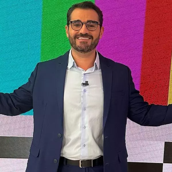 Toda a minha solidariedade ao querido Marcelo Cosme, Jornalista da GloboNews alvo de ataques homofóbicos por parte de um protótipo de apresentador da Jovem Pan.

Entendo que, para uma emissora onde evidentemente falta o profissionalismo, resta propagar o ódio, a LGBTFobia,