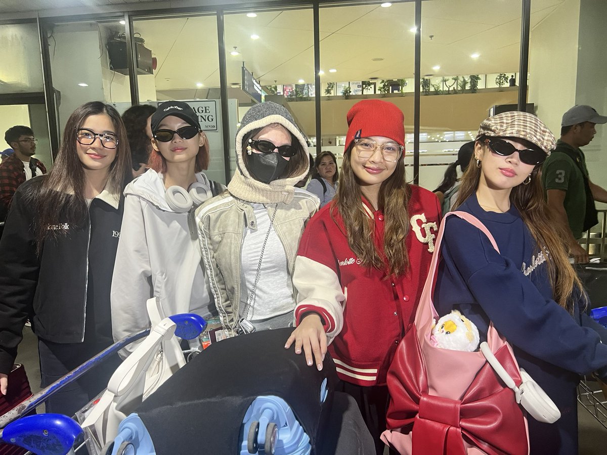 mjfelipe's tweet photo. LOOK: The first batch of BINI are off to Los Angeles! ✈️ 

Maloi, Colet, Stacey, Gwen and Aiah are the first to depart while Jho, Mikha and Sheena will follow later this afternoon. 

Safe skies BINI 🌸 https://t.co/j4DLfVmadi