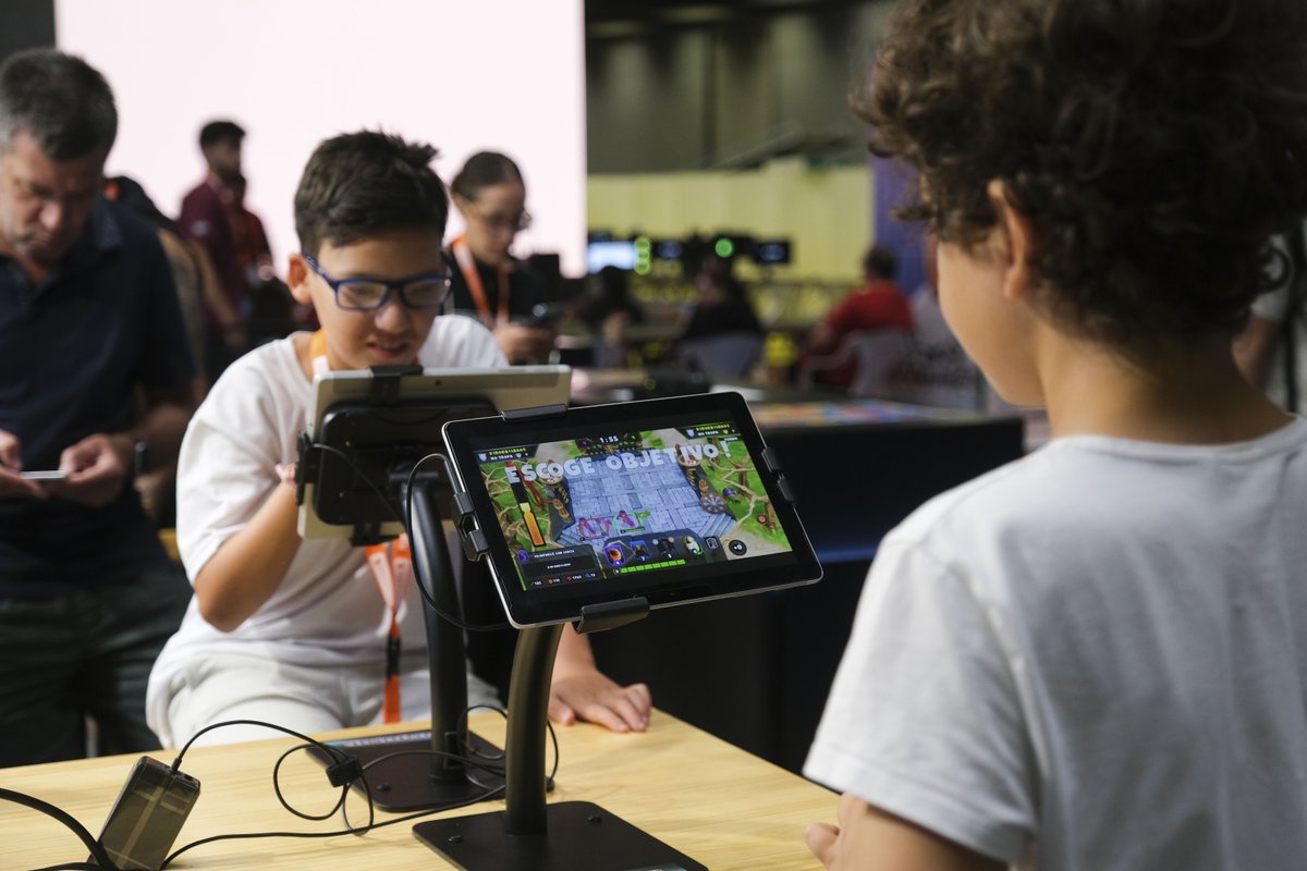 Primer día en la #EE32 ✅

Hoy hemos presentado Dîrok en <a href="/euskalencounter/">Euskal Encounter</a>, hemos hablado de #DîrokFinals y por último pero no menos importante, #Dîrok se ha podido jugar por primera vez en móvil. 

Un primer día muy completo 👏🏻

#esports #gaming #dîrokadventures