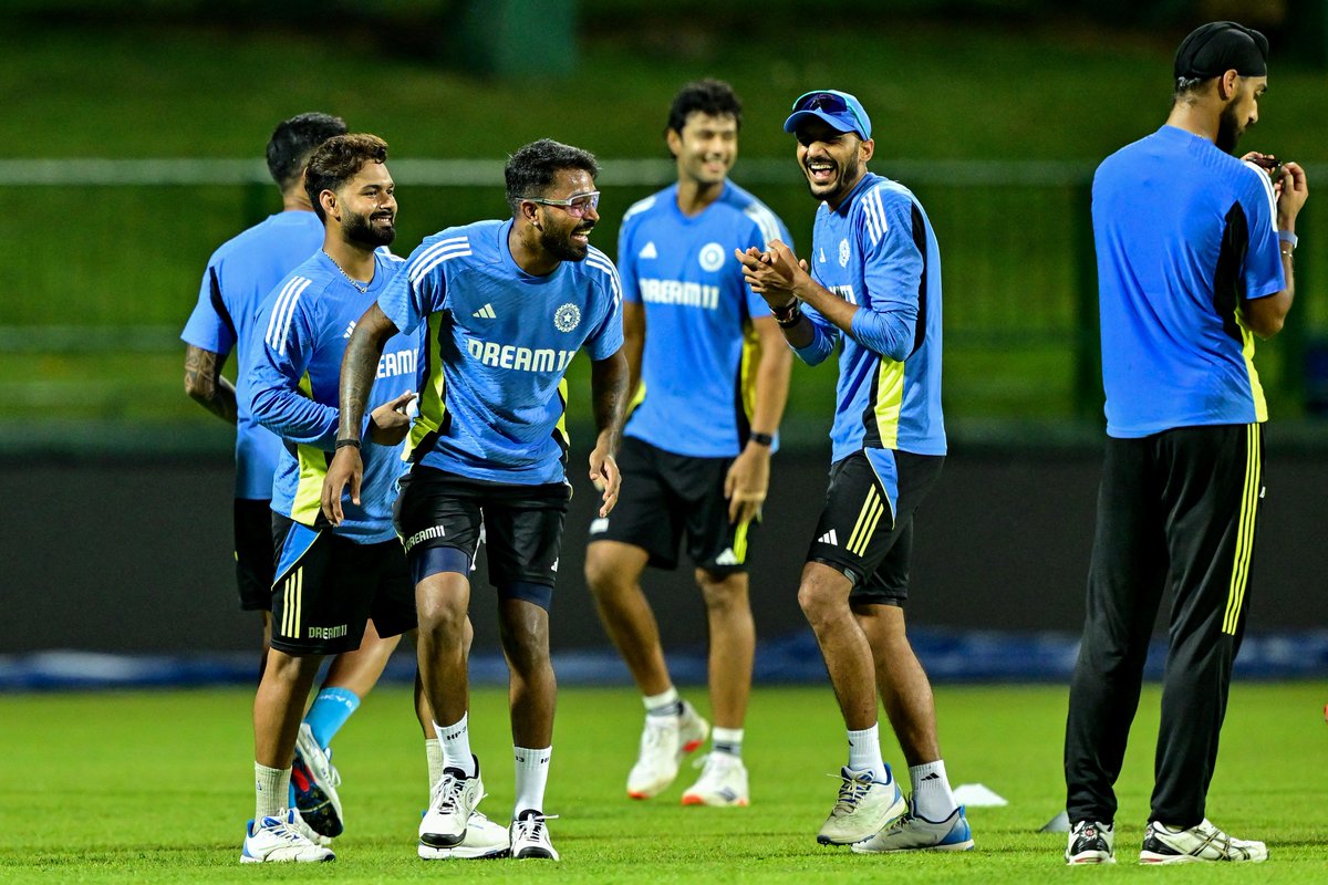 ICC's tweet photo. 🇮🇳 and 🇱🇰 train hard ahead of the upcoming #SLvIND T20I series 👊 https://t.co/JUD4EKdKH2