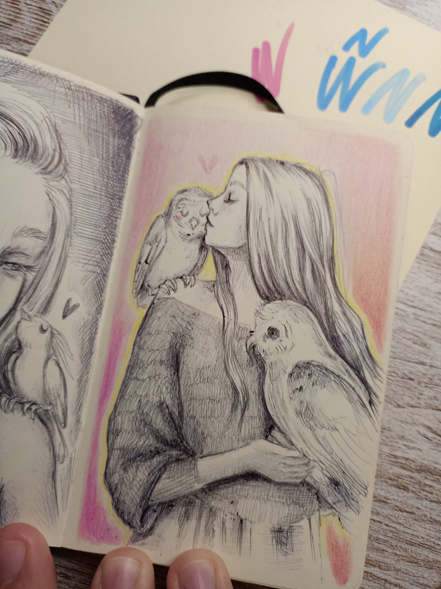 Menos mal que la moleskine ésta me la puedo echar al bolsillo y me pongo a pintar en cualquier lado. 😸😂