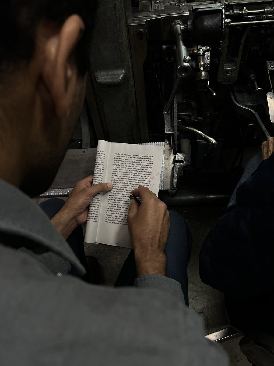 Haciendo libros en la linotipo: Rafa y Daniel forman matrices y la máquina se encarga de fundir la tipografía.