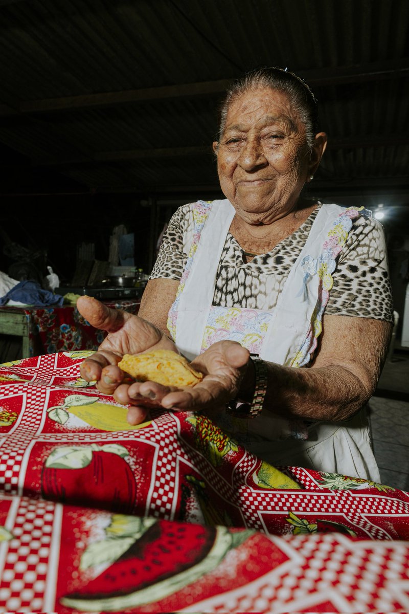 noraespiinal's tweet image. Este es una serie de retratos para Personajes icónicos del sur de Honduras. Retratar su cotidianidad, su lucha y sus esfuerzos. ✨️
Hoy le tocó a Doña Tona. 82 años tiene. Desde sus 20 años vende pastelitos de papa. ¡Digna mujer sureña! 🇭🇳