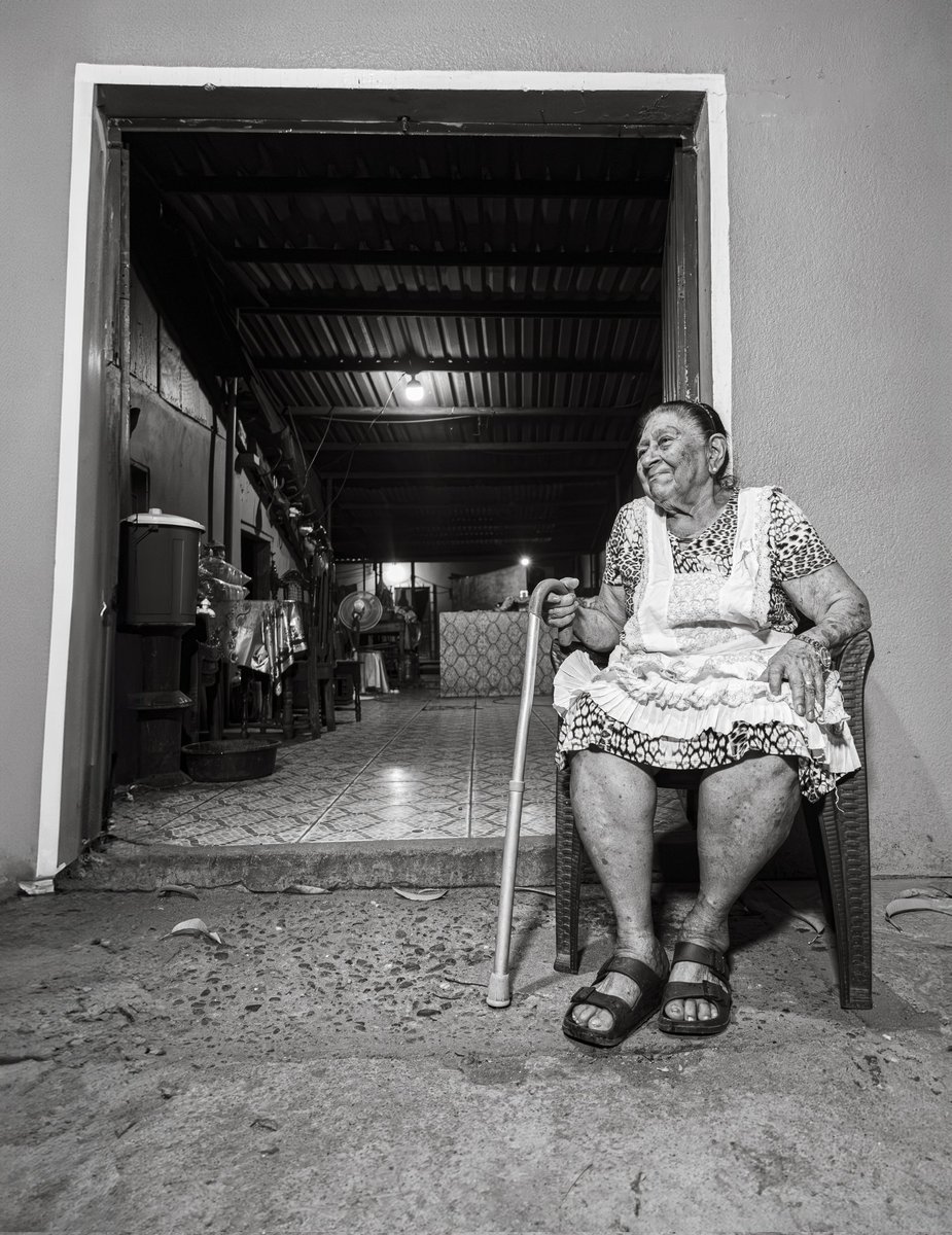 noraespiinal's tweet image. Este es una serie de retratos para Personajes icónicos del sur de Honduras. Retratar su cotidianidad, su lucha y sus esfuerzos. ✨️
Hoy le tocó a Doña Tona. 82 años tiene. Desde sus 20 años vende pastelitos de papa. ¡Digna mujer sureña! 🇭🇳