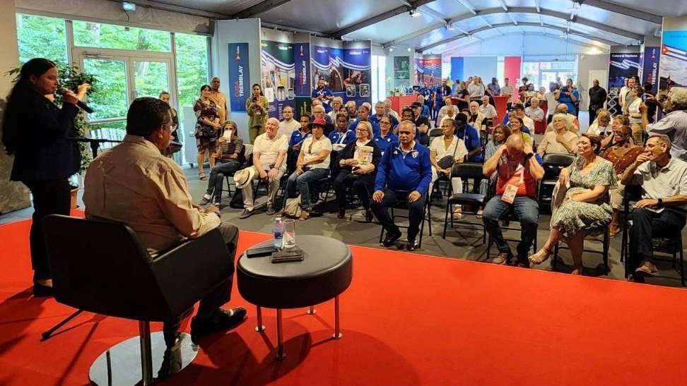 Acompañamos al embajador de #Cuba en Francia, <a href="/otto_vaillant/">OttoVaillant</a>, en su conferencia sobre la actualidad de la Isla, y el acto por el 26 de julio de  nuestra misión diplomática. 
Casa Yo soy Cuba en Tremblay-en-France, en el contexto de los #JJOOParis2024.
#LaHistoriaPorAsalto