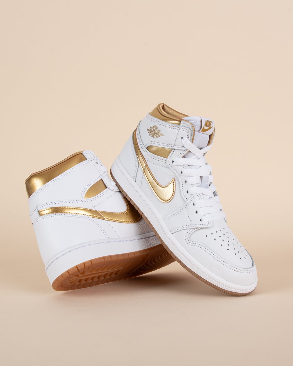 SOLELINKS's tweet photo. Ad: Women’s Air Jordan 1 Retro High OG ‘Metallic Gold’ on sale for $81 + shipping, use code SUMMER25 => https://t.co/5BzyUDdHw8 https://t.co/uEZGBl7t0o