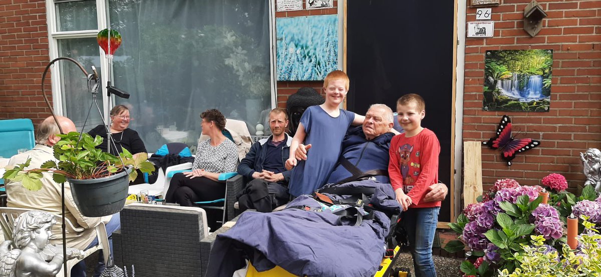 Wensambulance Noord Nederland tweet media