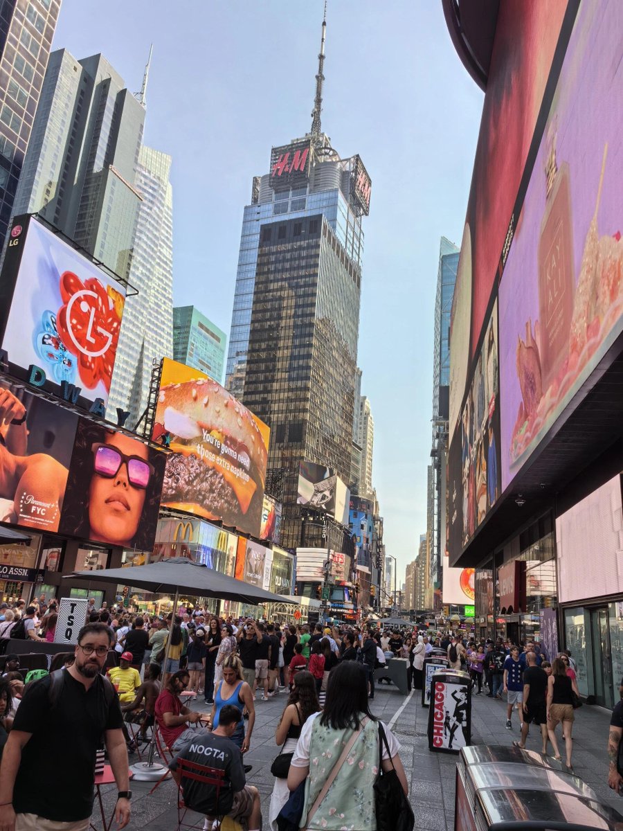 encryptionLin's tweet image. Afternoon street scene around Times Square in Manhattan! Colorful! Graphic and 3D ads! Street dance and food! People of all races running around! Countless bars and famous restaurants!