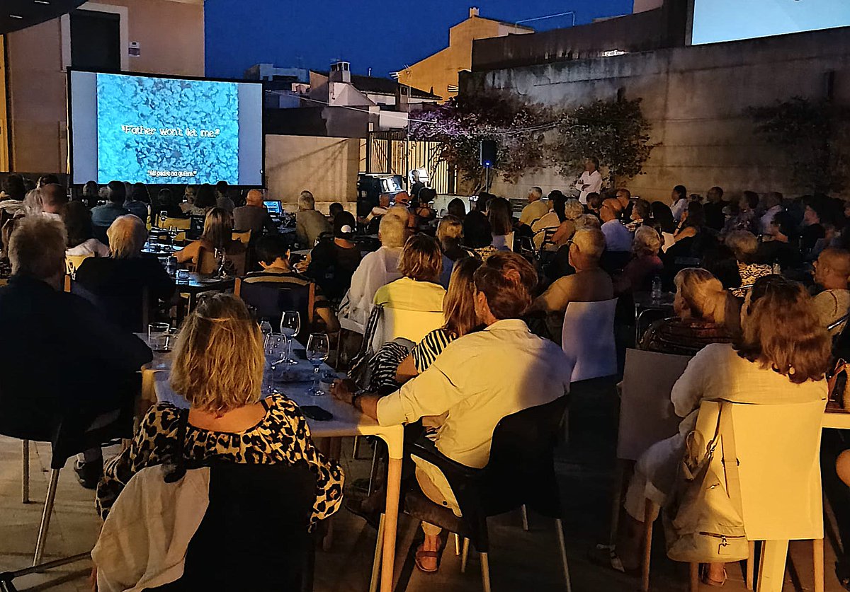 🎬 Fantàstica resposta del públic a la projecció, ahir vespre, de la pel·lícula de cinema mut #ElCirc , de Charles Chaplin, i que va ser amenitzada musicalment des del piano per Alejandro Migues, dins del cicle de #CinemaALaFresca d'aquest estiu.
Gràcies a tots i totes! 👏👏😍