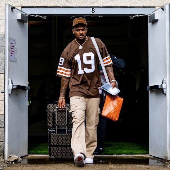 brownsfanuk's tweet photo. Browns QB1 Deshaun Watson turning up to training camp in a Bernie Kosar jersey. 🔥 #Browns https://t.co/pcyEqdCwvL