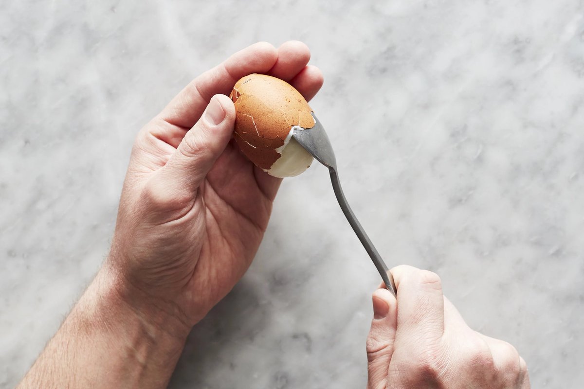 chiweethedog's tweet photo. Also just an FYI for hard boiled eggs lovers if you didn’t know already. My grandma with arthritis taught me this easy peel trick for people with frail hands years ago much easier than using fingers to pinch tiny shards of shell off https://t.co/quJeAzwH8W