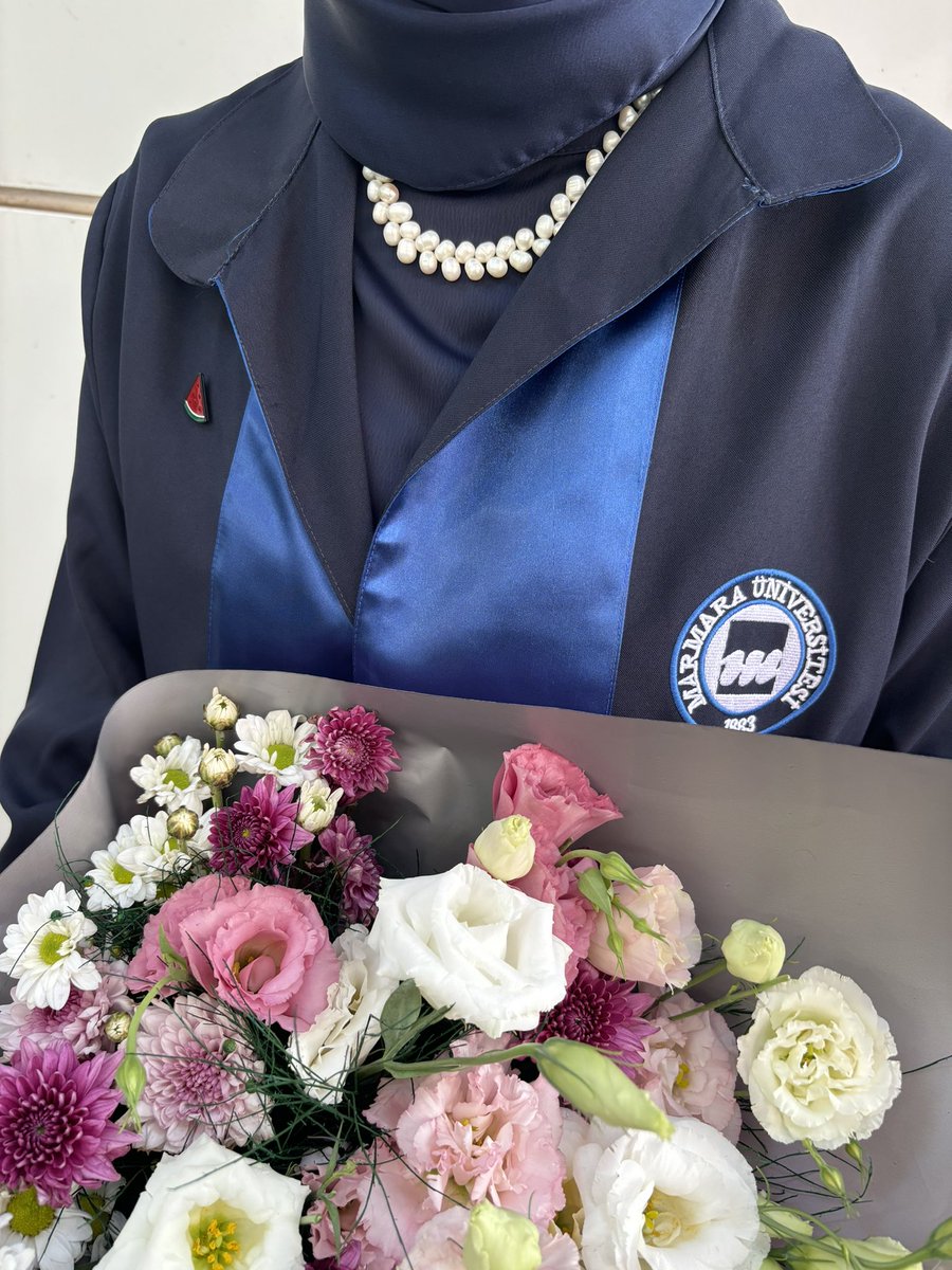 hbcandan's tweet photo. Bugün Marmara Diş serüvenini noktaladık, artık Diş Hekimi diyebilir miyiz🥹🎉
Çok şükür✨✨ https://t.co/omOouVdqzh