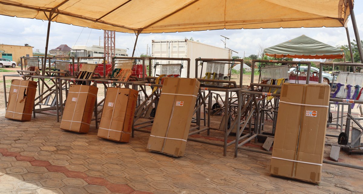 UNFPABF's tweet photo. En marge de la commémoration de la #JournéeMondialeDeLaPopulation, @UNFPABF a remis des kits d’installation à 25 femmes et filles guéries de la #FistuleObstétricale et formées aux métiers par le centre « Espoir » de l'hôpital Schiphra II. 
#Endfistula 
#JMP2024 
@UNFPA_WCARO https://t.co/a2rHEzW5rh