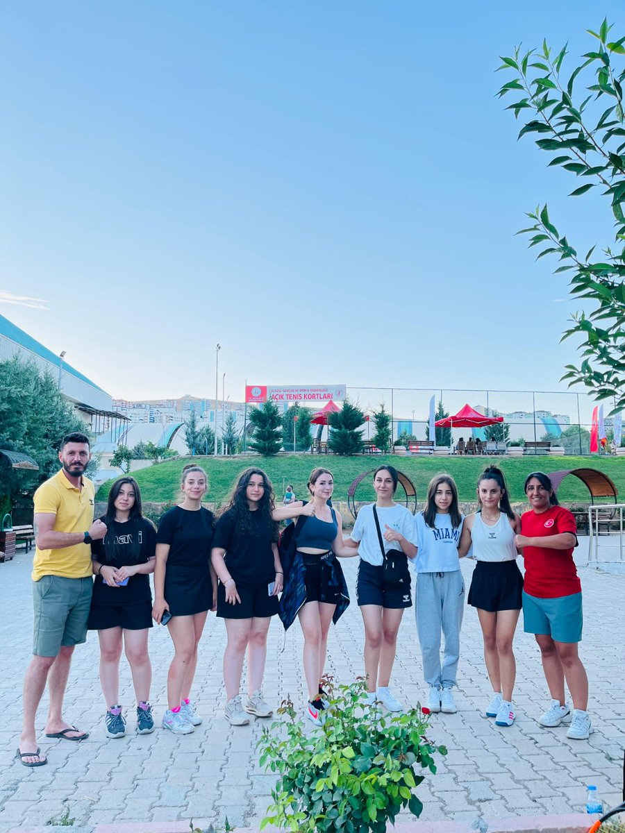 GSB_Hakkari's tweet photo. Elazığ'da düzenlenen 18 yaş altı Türkiye Takımlar Şampiyonası 2. Aşama Tenis Turnuvasında kız takımımız tüm rakiplerini yenerek turnuvayı şampiyon olarak tamamladı ve İstanbul'da yapılacak olan finallere katılmaya hak kazandı.

@OA_BAK 
@gencliksporbak 
@alicelik_64 https://t.co/duQvleUa0q