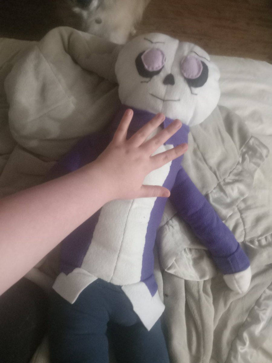 Trissy32040637's tweet photo. Finished~!

I've been feeling down as of late so I made this... extremely long XD #passivenightmaresans plush to be a perfect cuddle buddy.
Previous dolls and my hand for size reference lol
#dollmaking #handmade #sewing #nightmaresans https://t.co/LoLGUgm6Yu
