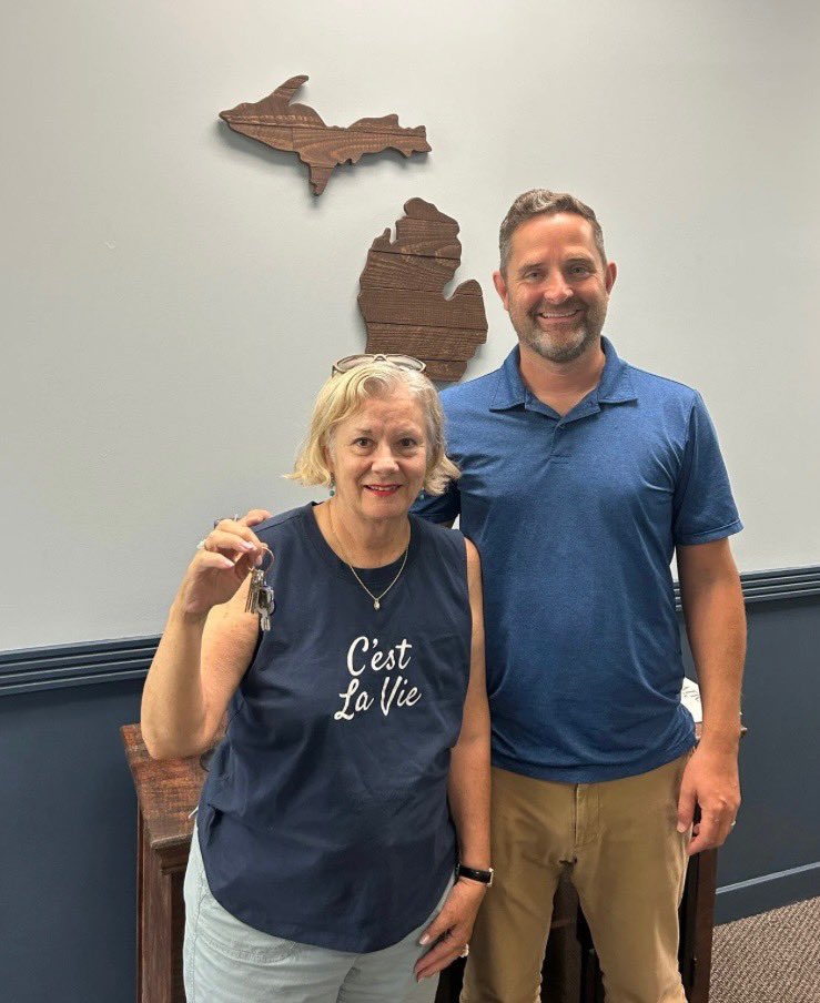 ckchesney's tweet photo. 🏠🍾Nothing beats closing day! So glad we could help Susan purchase her new condo in Ann Arbor. She’s excited to be closer to family and closer to everything our great city has to offer 🤩👏🥳 #chesneyteamrealtors #closingday #annarbormi #annarborrealestate https://t.co/eEMXpZE0aZ