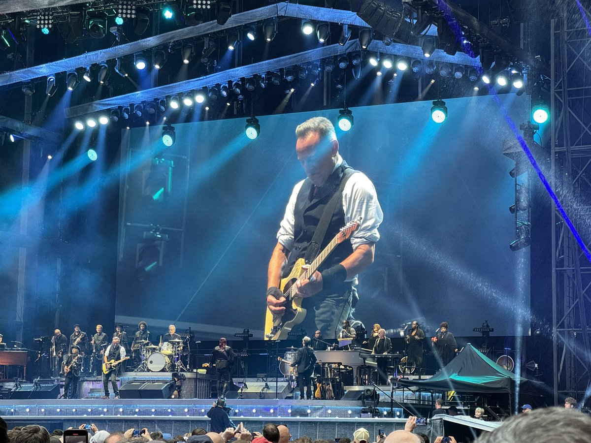 #Springsteen in the rain at Wembley. Magical!