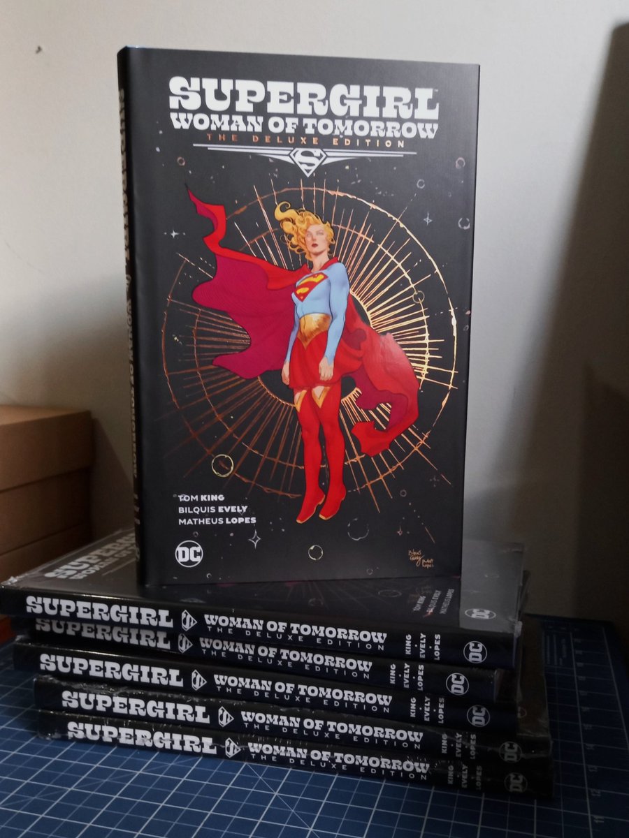 ComicsnSign's tweet photo. Supergirl Woman of Tomorrow Deluxe Edition teve seu lançamento hoje.

E as edições em estoque já esgotaram... para atender a demanda estamos abrindo encomendas. Com previsão d eenvios de até 3 semanas a partir da conclusão do pedido.

Garanta o seu aqui:
https://t.co/GAlqFQUsBY https://t.co/TwNUvGbpuJ