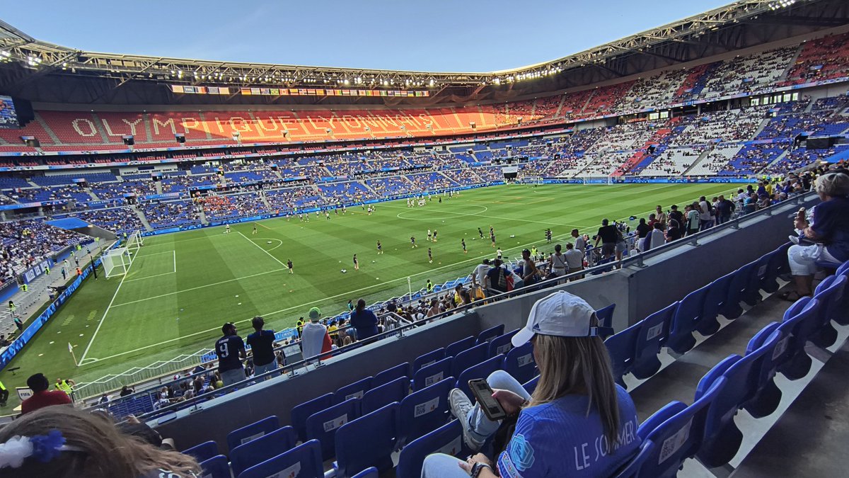 genestej's tweet photo. C'est parti pour les #JeuxOlympiques2024 #fracol #allezlesfilles #alleslesbleues #alleztata @ELS_9_FRANCE https://t.co/I9nkUaaf1z