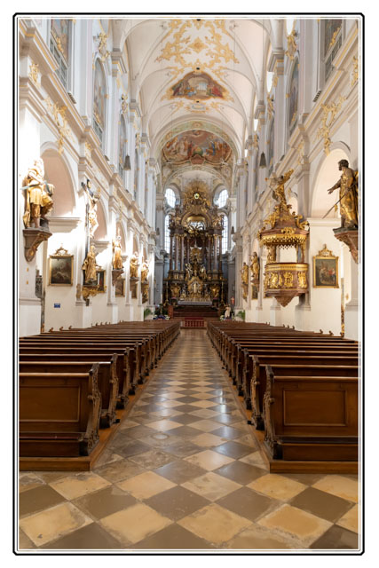 photos_dsmith's tweet photo. The St Peters #Church #stpeterskirche #AlterPeter is the oldest #parish #church in #Munich (#munchen) #Bavaria. its #interior and #architecture show its #status to the #city. #architecturalphotography #photography #travelphotography for more #images visit https://t.co/VilcfnO0ps https://t.co/omu46Germw