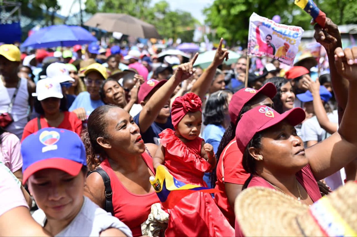 PartidoPSUV's tweet photo. #Fotos 📸

Así está el ambiente en el parque Generalísimo Francisco de Miranda para el cierre de campaña de nuestro Gallo Pinto. 

¡Mirandinas y mirandinos con Maduro!

#MaduroPresidente https://t.co/Y6c8mcgE8w