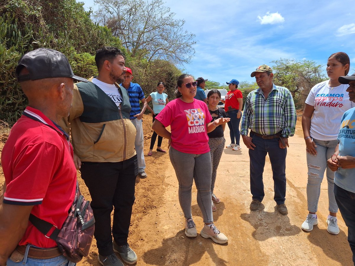 Carloskmarada's tweet image. Bastante pueblo hay aquí, en los valles, las montañas y en el campo profundo retumba con un grito de victoria, por más cambios y más transformaciones vamos con @NicolasMaduro  #huracancomunero #comunaonada