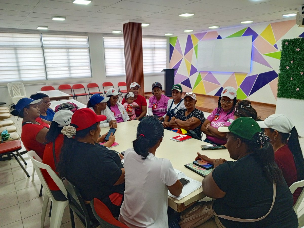 Aquí estamos las mujeres comprometidas con la revolución y la consolidación de los logros del sueño de Chávez y Bolívar.
Respaldando a nuestro candidato, el candidato del pueblo <a href="/NicolasMaduro/">Nicolás Maduro</a>, porque somos más  quienes lo defendemos la patria.
#25jul  <a href="/OviedoPSUV/">Tito Oviedo</a>