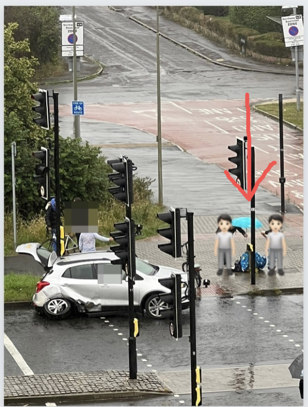 park_crossing's tweet photo. another day, another collision.

traffic light - broken again.
a photo highlighting how vulnerable any crossing pedestrian would be 

would you want (your kids) to stand here?

@TVP_Oxford @OxfordMailLive @AnnelieseDodds 
@OxfordCity 

how many more collisions ?? https://t.co/CQNZk0a1AA