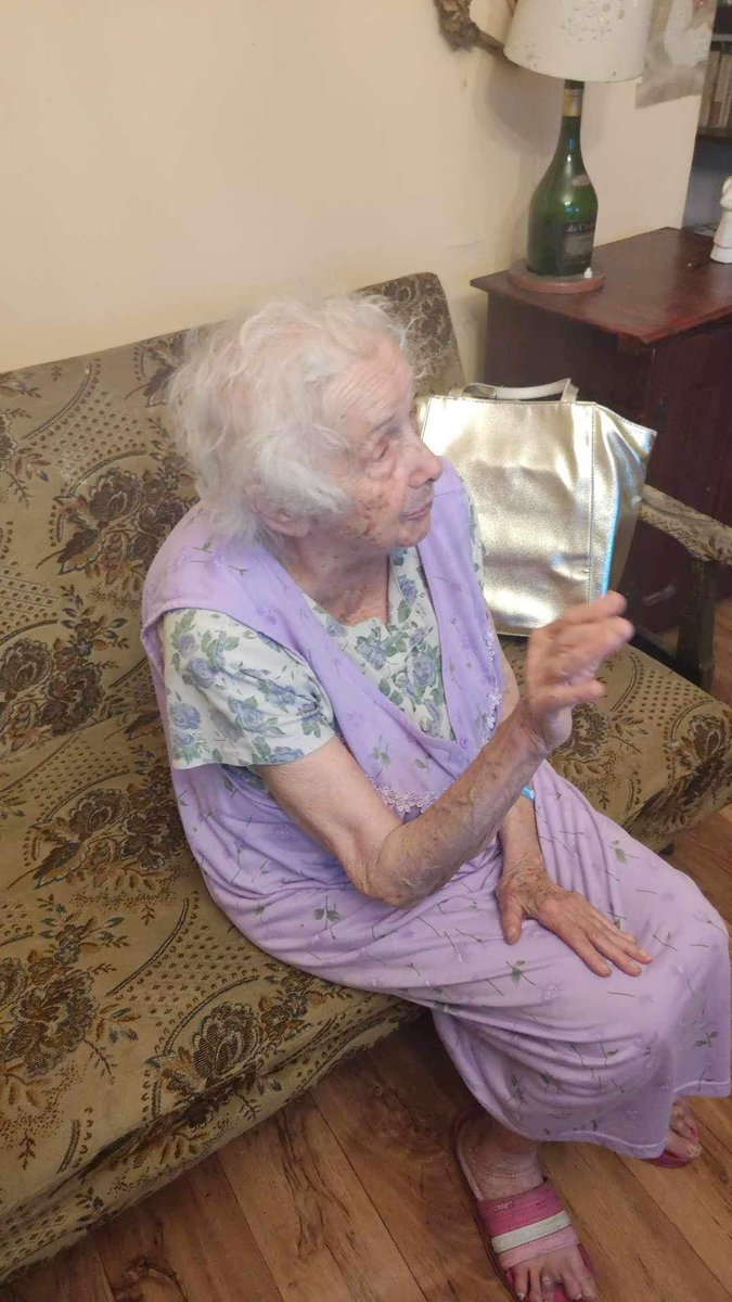 Polubienie tego posta może zmienić życie Pani Tereski!

Kochani, błagam Was o pomoc dla 88-letniej Pani Tereski, samotnej emerytowanej nauczycielki fortepianu, która pilnie potrzebuje naszej solidarności. Obecna lodówka Pani Tereski uległa awarii, a całe jej jedzenie musiało