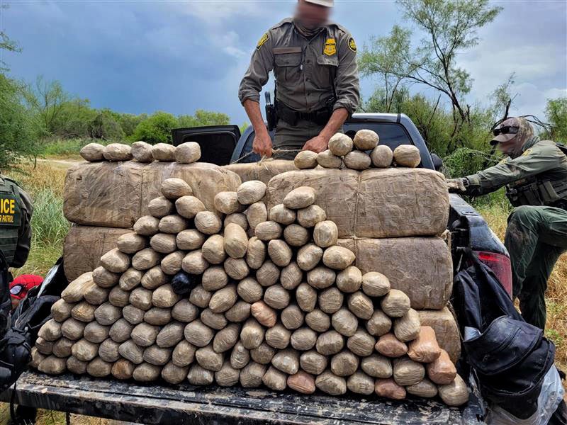 USBPChiefRGV's tweet photo. Rain or Shine!! #RGV Sector Border Patrol agents assigned to the Rio Grande City Station intercepted a narcotic smuggling attempt that resulted in the seizure of 256 lbs. of Marijuana, valued over $200K.  This FY, #RGVSector has seized over 21K lbs. of marijuana. https://t.co/IJXXLI4MrE