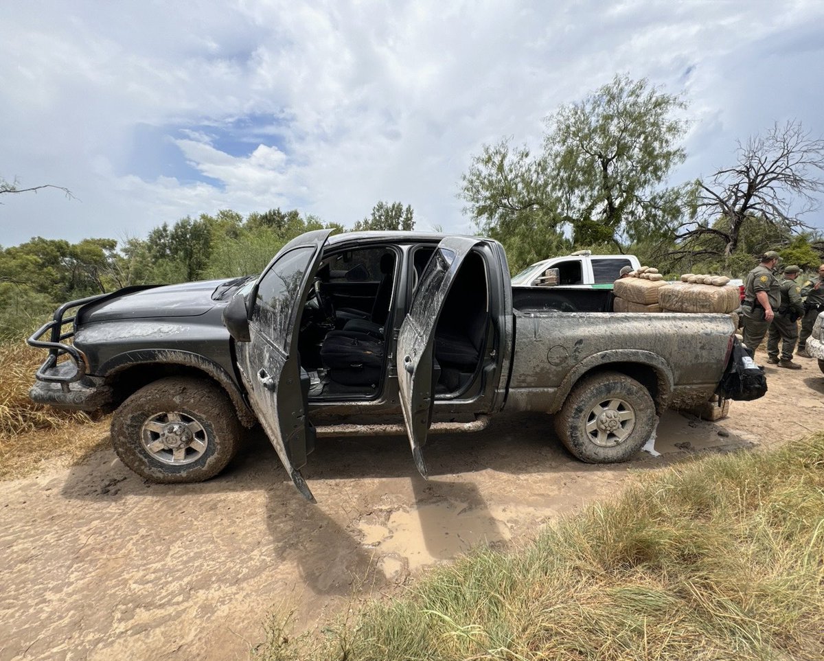 USBPChiefRGV's tweet photo. Rain or Shine!! #RGV Sector Border Patrol agents assigned to the Rio Grande City Station intercepted a narcotic smuggling attempt that resulted in the seizure of 256 lbs. of Marijuana, valued over $200K.  This FY, #RGVSector has seized over 21K lbs. of marijuana. https://t.co/IJXXLI4MrE