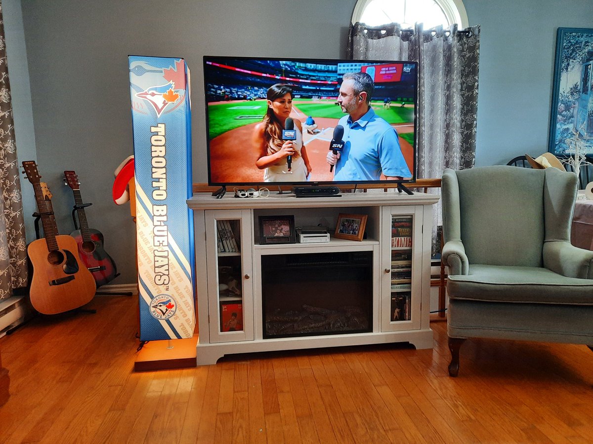 Flinnsane's tweet photo. Hey @SNETCampbell @thehazelmae and @ShiDavidi I received my @BlueJays lamp from the @BradfordEx today. I am hoping it brightens the remainder of the season for the team. 😁 https://t.co/Cnvc51O2Me