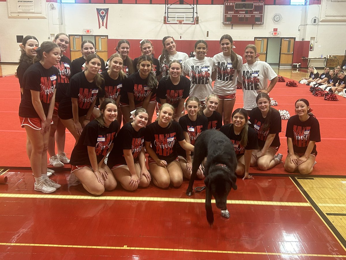 Buster072723's tweet photo. Posing with the cheerleaders‼️ https://t.co/3wizAZfBad