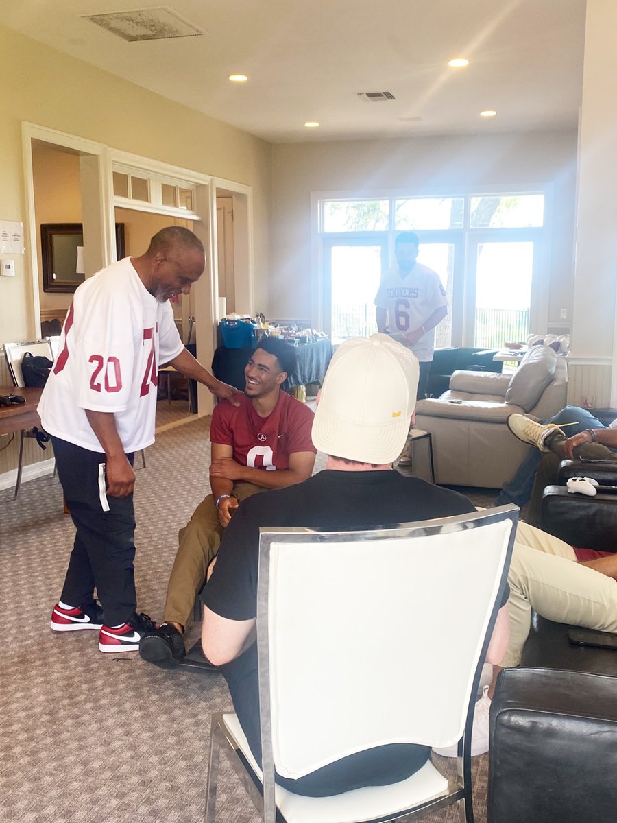 RealBillySims's tweet image. 🎂 Happy birthday to the 2021 @heismantrophy legend @_bryce_young!  This was behind the scenes at the #HeismanHouse during Summer '23.  Enjoy your day!

#billysims #bryceyoung #heisman #boomersooner  #soonernation @OUBarstool @OU_Football @AlabamaFTBL