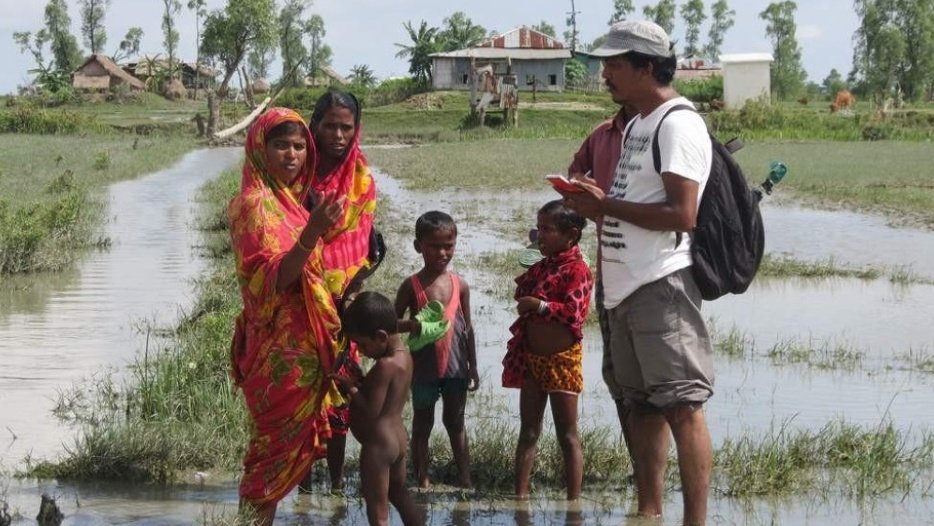 Rafiqul Montu 🇧🇩 (@ri_montu) on Twitter photo Coastal journalism champion mentors future investigative journalists
Written by David Brewer in <a href="/fojo_int/">Fojo Media Institute</a>
<a href="/NiemanReports/">Nieman Reports</a> <a href="/NiemanLab/">Nieman Lab</a>
<a href="/gijn/">Global Investigative Journalism Network</a> <a href="/columbiajourn/">Columbia Journalism School</a> <a href="/IJNet/">IJNet</a> <a href="/sunitanar/">Sunita Narain</a> <a href="/BBCWorld/">BBC News (World)</a> <a href="/CoveringClimate/">Covering Climate Now 🦋 @coveringclimate.org</a> <a href="/ICFJ/">International Center for Journalists</a> <a href="/soljourno/">Solutions Journalism Network</a> <a href="/constructiveJ/">Constructive J</a> <a href="/Open_Notebook/">The Open Notebook</a>
Link: fojo.se/en/coastal-jou… Coastal journalism champion mentors future investigative journalists
Written by David Brewer in <a href="/fojo_int/">Fojo Media Institute</a>
<a href="/NiemanReports/">Nieman Reports</a> <a href="/NiemanLab/">Nieman Lab</a>
<a href="/gijn/">Global Investigative Journalism Network</a> <a href="/columbiajourn/">Columbia Journalism School</a> <a href="/IJNet/">IJNet</a> <a href="/sunitanar/">Sunita Narain</a> <a href="/BBCWorld/">BBC News (World)</a> <a href="/CoveringClimate/">Covering Climate Now 🦋 @coveringclimate.org</a> <a href="/ICFJ/">International Center for Journalists</a> <a href="/soljourno/">Solutions Journalism Network</a> <a href="/constructiveJ/">Constructive J</a> <a href="/Open_Notebook/">The Open Notebook</a>
Link: fojo.se/en/coastal-jou…