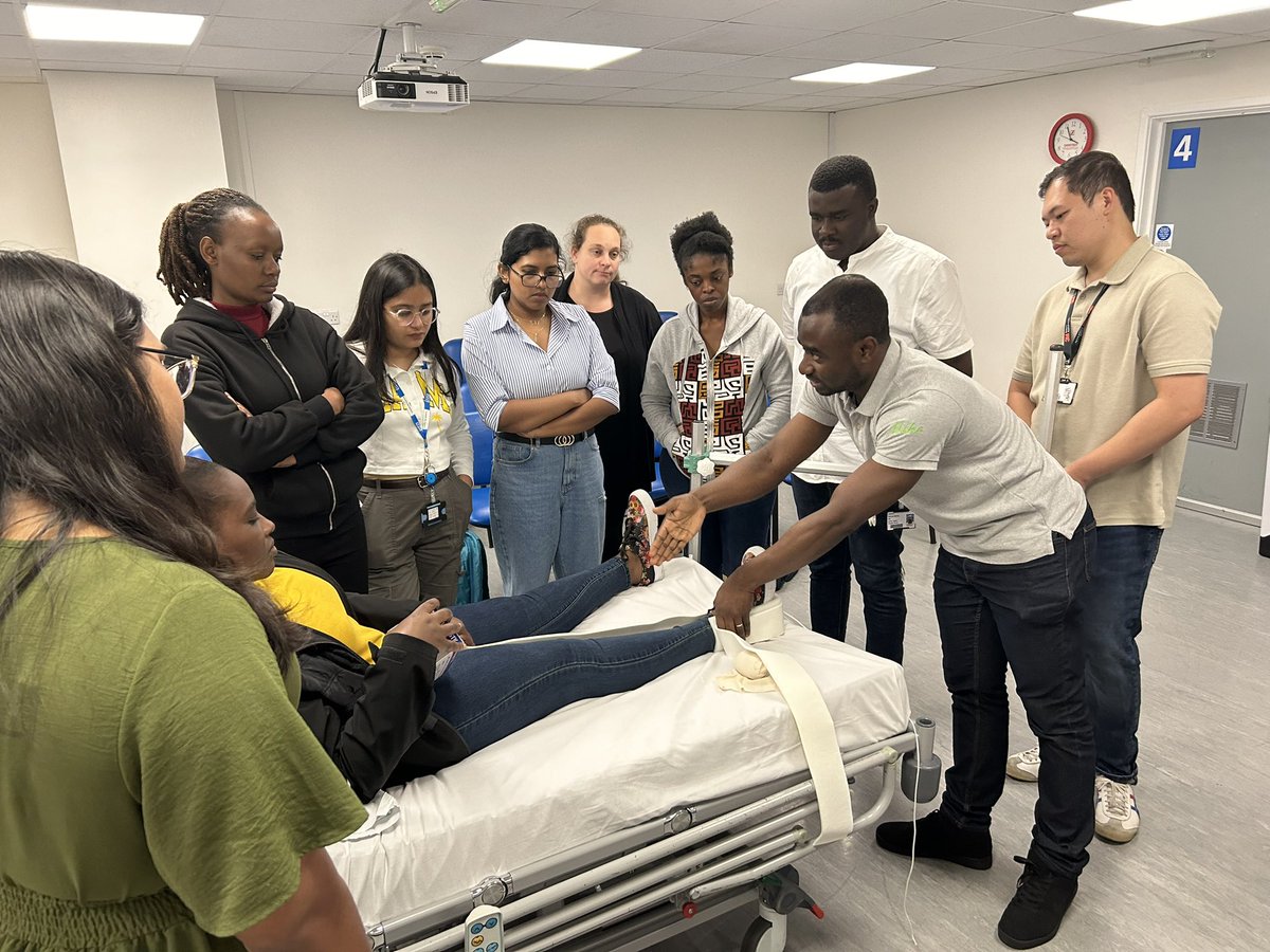 #Proud of Charge Nurse Mike who showed his passion for teaching by spontaneously delivering a practical session on skin traction! <a href="/CUH_NHS/">Cambridge University Hospitals NHS</a> #TraumaNursing