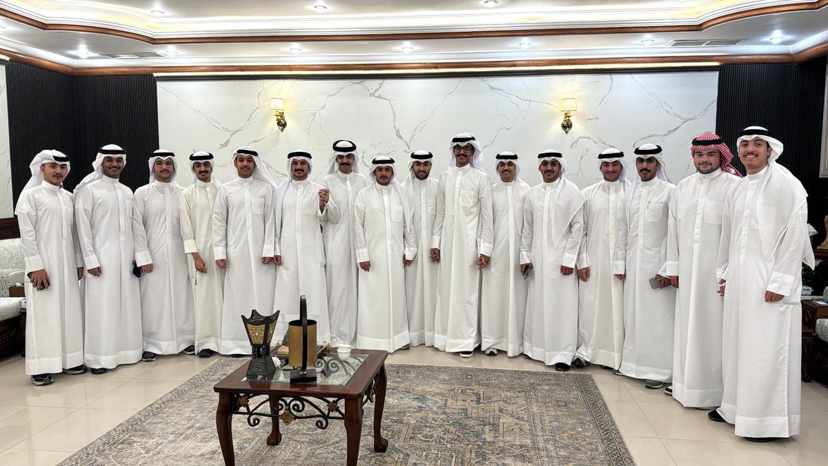 ما عشنا على حب المناكب ودهن السير 
وهاماتنا ما تخضع الا .. لخالقنا 

رجالن تعودنا على العز والتقدير 
يماري بنا التوفيق والله موفقنا 

وصلنا هدفنا وانت ياللي تحث السير 
تريح تريح ..  ما عاد يمديك تلحقنا 

#الجيل_الذهبي ❤️💙☝️