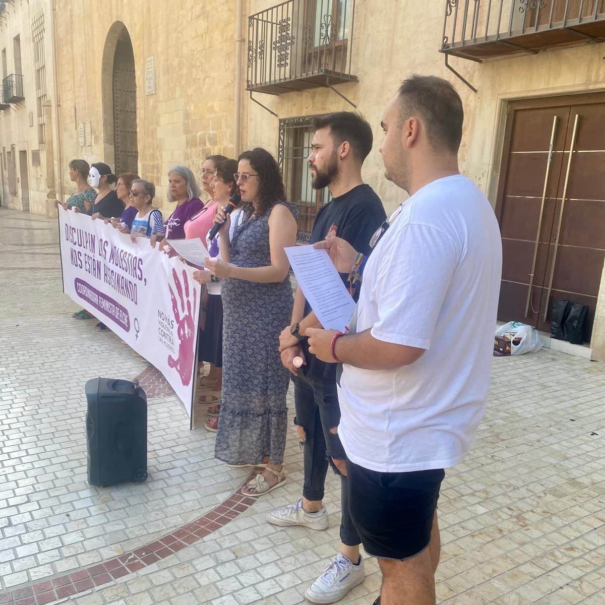 PSOE_Elx's tweet photo. 📢 𝗟𝗮 𝗖𝗼𝗼𝗿𝗱𝗶𝗻𝗮𝗱𝗼𝗿𝗮 𝗙𝗲𝗺𝗶𝗻𝗶𝘀𝘁𝗮 𝗱𝗲 𝗘𝗹𝗰𝗵𝗲 𝘀𝗲 𝗰𝗼𝗻𝗰𝗲𝗻𝘁𝗿𝗮 𝗰𝗼𝗻𝘁𝗿𝗮 𝗹𝗮 𝘃𝗶𝗼𝗹𝗲𝗻𝗰𝗶𝗮 𝗺𝗮𝗰𝗵𝗶𝘀𝘁𝗮

Hoy, 25 de julio, la Coordinadora Feminista de Elche se ha vuelto a reunir para condenar la violencia machista en España. En lo que va de año, 27 mujeres han sido asesinadas por sus parejas o exparejas. Además, 9 niños han sido víctimas de violencia vicaria en 2024. Estos terribles números nos recuerdan la urgencia de luchar juntos contra esta lacra. La Coordinadora también se suma a la Vigilia Contra la Violencia Machista que se celebra en todo el país.

#NoMásViolencia #NiUnaMenos #ViolenciaMachista #elche #solidaridad
