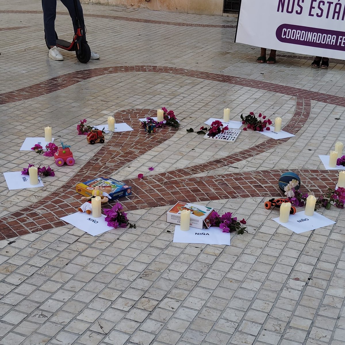 📢 𝗟𝗮 𝗖𝗼𝗼𝗿𝗱𝗶𝗻𝗮𝗱𝗼𝗿𝗮 𝗙𝗲𝗺𝗶𝗻𝗶𝘀𝘁𝗮 𝗱𝗲 𝗘𝗹𝗰𝗵𝗲 𝘀𝗲 𝗰𝗼𝗻𝗰𝗲𝗻𝘁𝗿𝗮 𝗰𝗼𝗻𝘁𝗿𝗮 𝗹𝗮 𝘃𝗶𝗼𝗹𝗲𝗻𝗰𝗶𝗮 𝗺𝗮𝗰𝗵𝗶𝘀𝘁𝗮

Hoy, 25 de julio, la Coordinadora Feminista de Elche se ha vuelto a reunir para condenar la violencia machista en España. En lo que