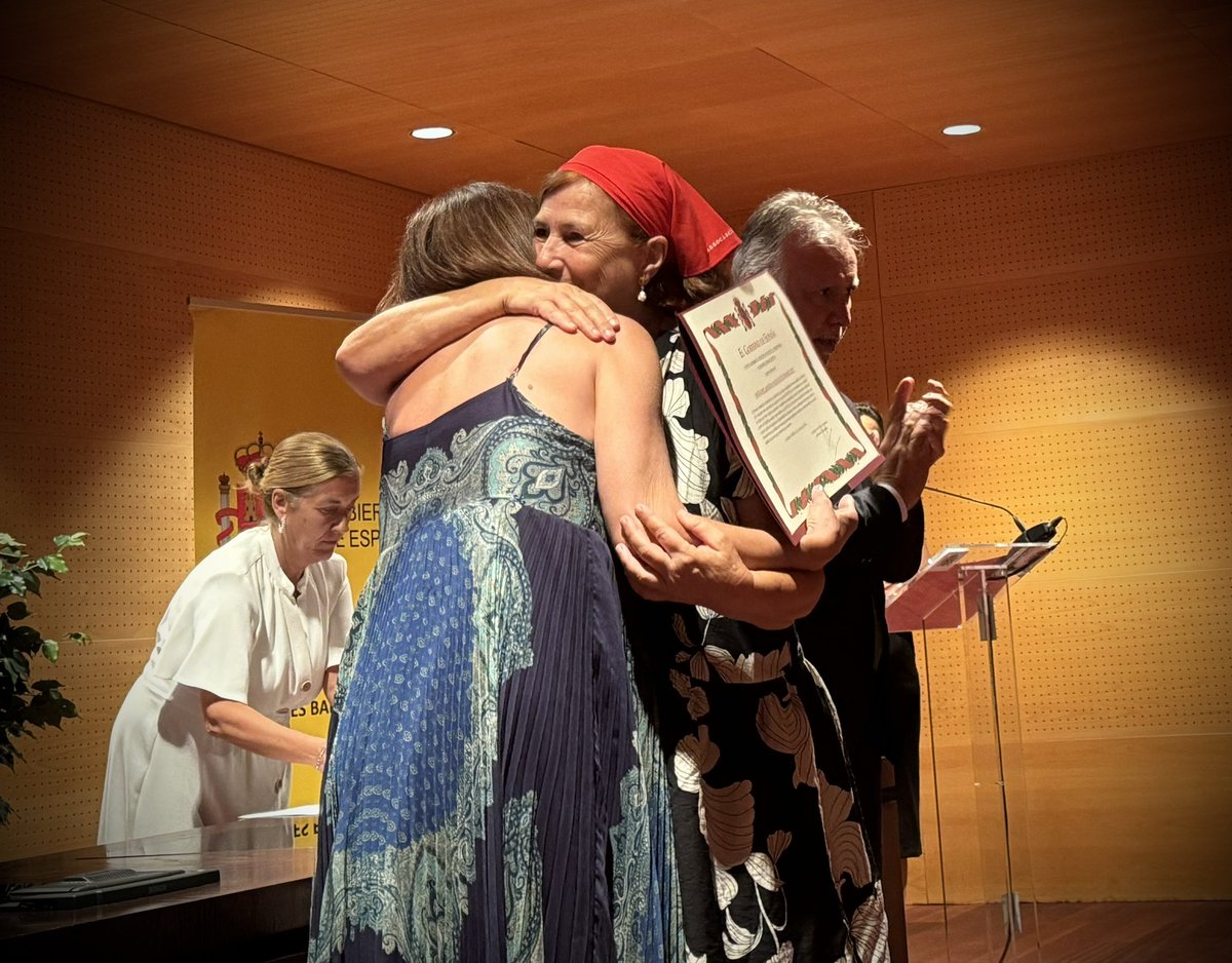 psibpsoe's tweet photo. 🌹🌹🌹🌹🌹 Aurora Picornell, Catalina Flaquer, Antònia i Maria Pascual i Belarmina González sempre presents.

El seu record i les seves idees mai moriran.

Merescut homenatge i reconeixement per part de @SE_MemoDemo @avtorresp https://t.co/ifJ03ECeMK