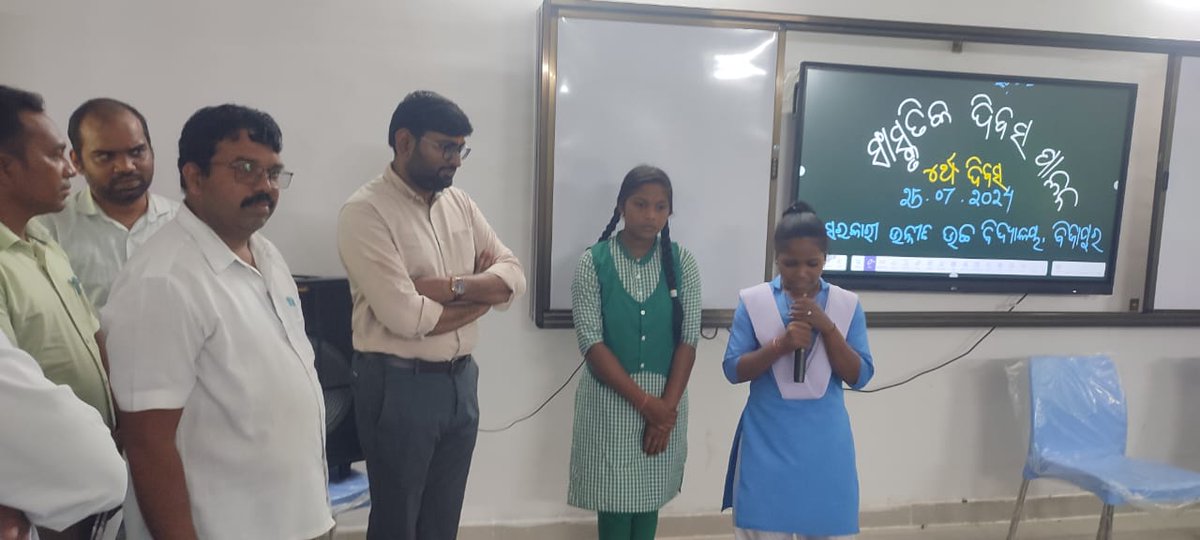 #Shiksha Saptah 
Day- 4
Culture Day
Visit of Esteemed Collector Sir to Govt. High school, Bijapur of Chandrapur Block.DEO, Rayagada 🙏