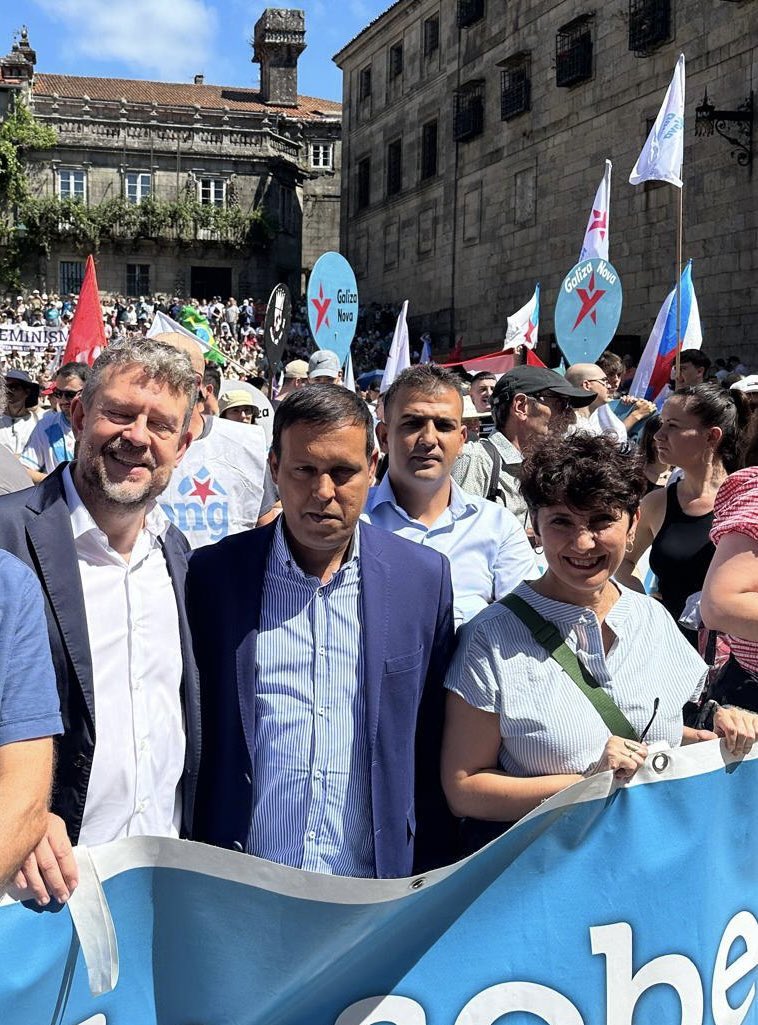eajpnv_Madrid's tweet photo. 📸 @maribelvaquero_ diputatu jeltzalea Santiagon izan da gaur #DiaDaPatriaGalega ospatzen. https://t.co/eNXABJL0e6