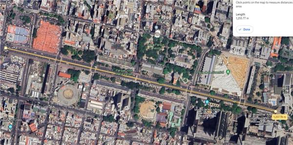 LeonettTomas's tweet photo. A los que les encanta hablar gamelote…
La Av. Bolívar y la principal de Las Mercedes miden casi lo mismo. 
La Bolívar 1.255 mts x 33 de ancho.
La Ppal. de Las Mercedes 1.200 mts x 30 de ancho.
Ambas tienen capacidad para albergar entre 110 y 120 mil personas aproximadamente https://t.co/azR85D03W5