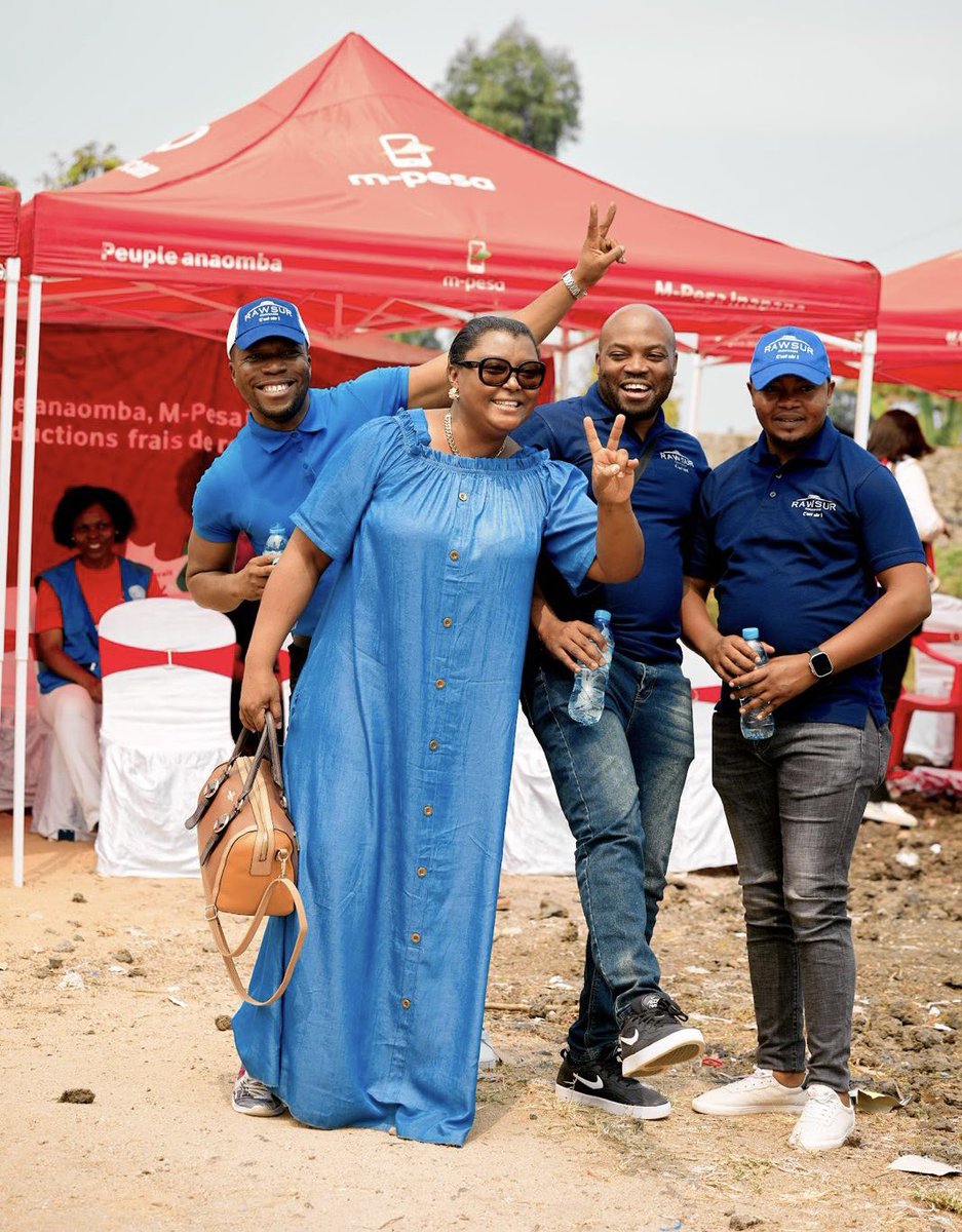 Rita_Masengo's tweet photo. #Rawbank #Rawsur Deux sociétés sœurs dévouées à la cause humanitaire: On assure! ✌🏾Merci à la #fondationVodacom pour la collaboration. #camprefugies #Goma🇨🇩 https://t.co/6fuLVEH1d7