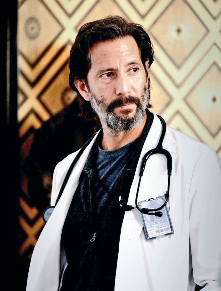 cusickgallery's tweet photo. Is there a doctor in the house? We need a doctor! Stat!!! πππ #henryiancusick #jonaslear #thepassage https://t.co/rKPUFIWwOX
