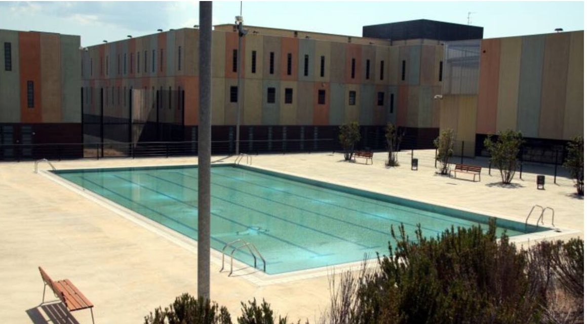 No es una piscina d’una residència publica catalana, es la piscina del centre penitenciari Puig de les Basses…
ENTESOS