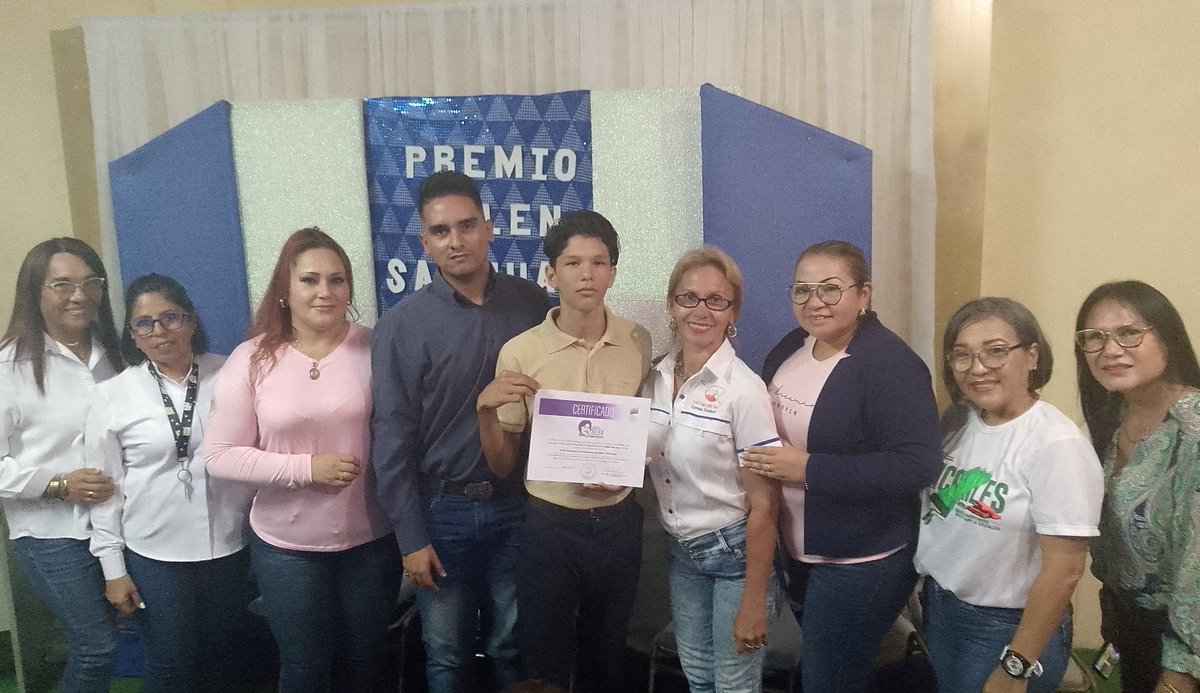 El Gobierno Bolivariano de Venezuela a través del <a href="/MPPEDUCACION/">MPPEDUCACION</a>, entregó Premio de Gestión Integral de la Calidad Educativa "Belén San Juan" a 14 casas de estudios de la entidad yaracuyana, por su esfuerzo, constancia y dedicación.
#PaLanteEsPaAllá
<a href="/NicolasMaduro/">Nicolás Maduro</a>
<a href="/_LaAvanzadora/">Yelitze Santaella</a>